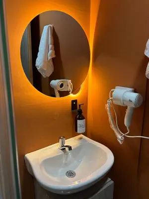 a bathroom with a sink and a mirror at Moore 45 Tu Espacio Comodo en Medellín in Medellín
