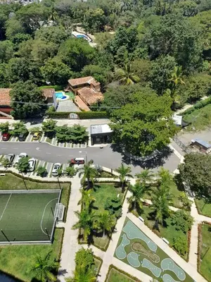an aerial view of a park with a tennis court at Agradable y confortable apto vacacional en Santa Fé de Antioquia-Colombia dentro de condominio con piscina, tobogán, zonas recreativas, jardines y espectacular vista in Santa Fe de Antioquia
