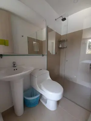a bathroom with a toilet and a sink and a shower at Agradable y confortable apto vacacional en Santa Fé de Antioquia-Colombia dentro de condominio con piscina, tobogán, zonas recreativas, jardines y espectacular vista in Santa Fe de Antioquia