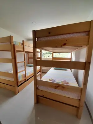 two bunk beds in a room with a window at Agradable y confortable apto vacacional en Santa Fé de Antioquia-Colombia dentro de condominio con piscina, tobogán, zonas recreativas, jardines y espectacular vista in Santa Fe de Antioquia