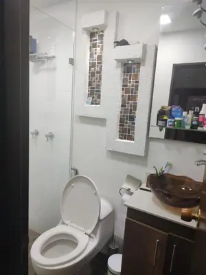 a bathroom with a toilet and a shower and a sink at Apartamento Vista Hermosa En la Mitad de Medellín in Medellín