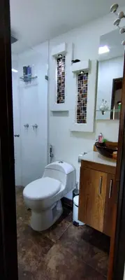 a bathroom with a white toilet and a shower at Apartamento Vista Hermosa En la Mitad de Medellín in Medellín