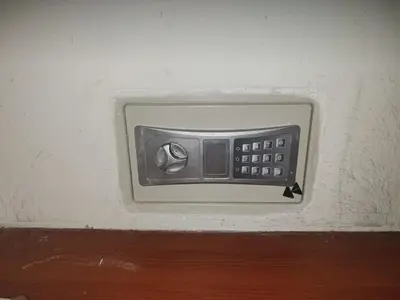 a switch on a wall in a room at Apartamento Vista Hermosa En la Mitad de Medellín in Medellín