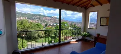 a room with a large window with a view at Apartamento Vista Hermosa En la Mitad de Medellín in Medellín