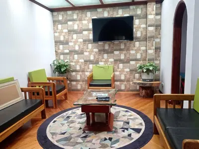 a living room with a table and chairs and a tv at Casa acogedora y excelente ubicación in Manizales