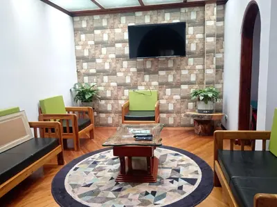 a living room with a table and chairs and a tv at Casa acogedora y excelente ubicación in Manizales
