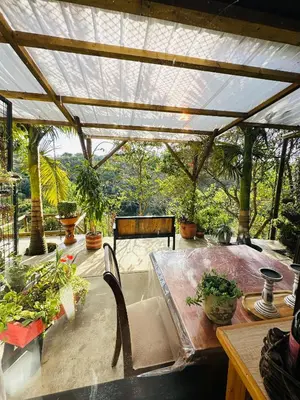 a patio with a table with plants on it at hotel campestre cerca del aeropuerto vía autopista Medellín Bogotá in Rionegro