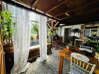 a screened in porch with a table and a window at hotel campestre cerca del aeropuerto vía autopista Medellín Bogotá in Rionegro