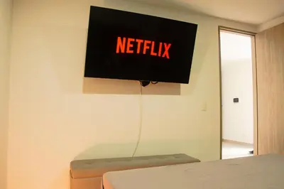 a netflix sign on the wall of a bedroom at Frente a Viva Envigado, AC, moderno e iluminado in Envigado