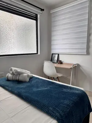 a bedroom with a bed and a desk and a window at Acogedor Apartamento en la ciudad de Medellín- La floresta in Medellín