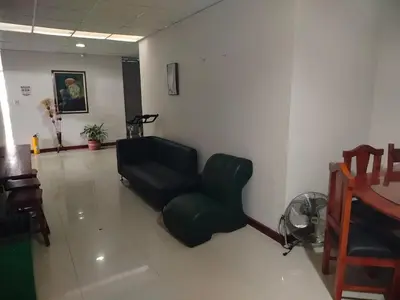 a waiting room with a black chair in a room at Hotel Galerias in Ruiosucio