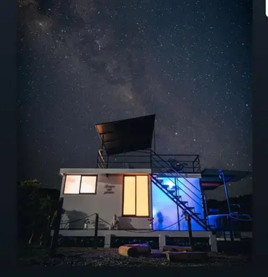 a house under the milky way at night at Glamping La Maestranza con desayuno incluido in Estación El Salto
