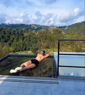 a woman laying on the roof of a house at Glamping La Maestranza con desayuno incluido in Estación El Salto