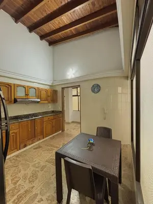 a kitchen with a table and a counter top at Confort y Estilo en el Centro de Medellín Perfecto para tu Estancia in Medellín