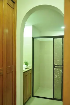 a bathroom with a shower with a glass door at live Medellín desde un Apartamento Céntrico y Cómodo in Medellín