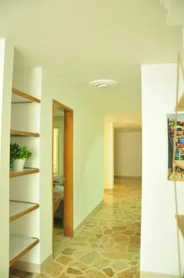 an empty room with a hallway with shelves and a floor at live Medellín desde un Apartamento Céntrico y Cómodo in Medellín