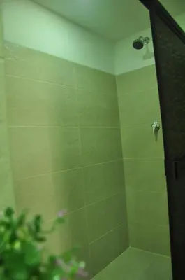 a bathroom with a shower with green tile at live Medellín desde un Apartamento Céntrico y Cómodo in Medellín