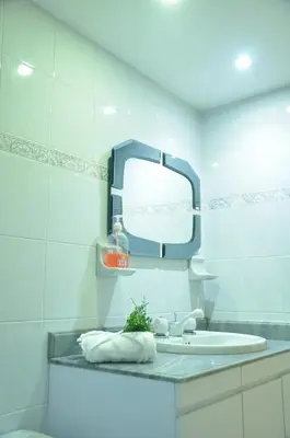 a bathroom with a sink and a mirror at live Medellín desde un Apartamento Céntrico y Cómodo in Medellín