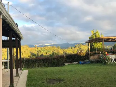 a yard with a view of the mountains at Villa Graciela in Horizonte