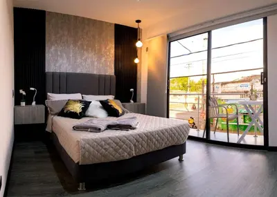 a bedroom with a large bed and a large window at Apartment suite Encanto de Caldas in Ruiosucio