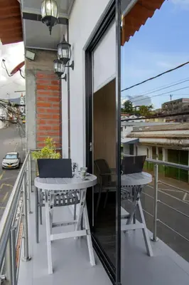 a patio with a table and chairs on a balcony at Apartment suite Encanto de Caldas in Ruiosucio