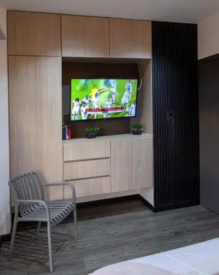 a living room with a tv and a chair at Apartment suite Encanto de Caldas in Ruiosucio