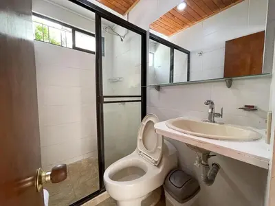 a bathroom with a toilet and a sink at Plaza Blanca 2 cabaña en el Santorini Colombiano in Doradal