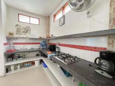 a kitchen with a sink and a stove at Plaza Blanca 2 cabaña en el Santorini Colombiano in Doradal