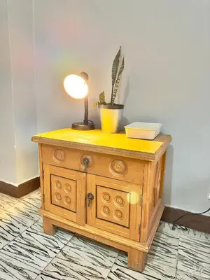a table with a lamp and a plant on top of it at CASA JAGUAR 4 Habitaciones, 4 Baños in Medellín