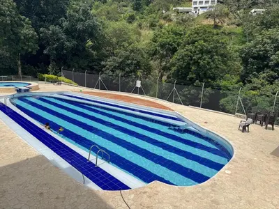 a large swimming pool with a blue at Apartmento 302 t1 Sol de Occidente in Sopetran