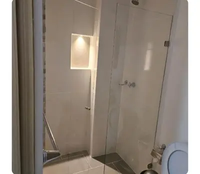 a bathroom with a glass shower with a toilet at Vacacional amoblado Doradal 302 in Doradal