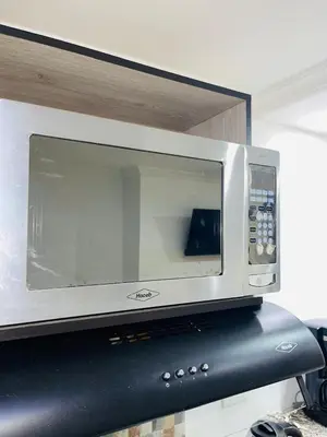 a microwave oven sitting on top of a counter at Acogedora casa en el carmen de Viboral in Carmen de Viboral