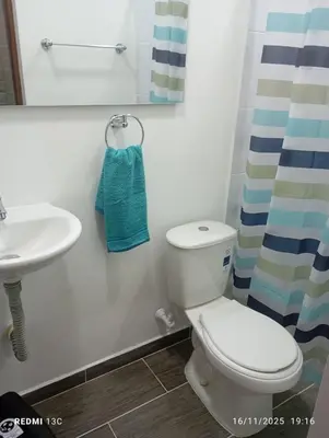 a bathroom with a toilet and a sink at Alojamientos Jamar in Rionegro