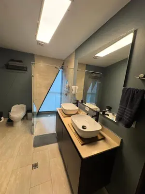 a bathroom with a sink and a toilet and a mirror at Hotel Rioverde Suite Cerca de Aeropuerto JMC in Rionegro