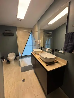 a bathroom with two sinks and a toilet at Hotel Rioverde Suite Cerca de Aeropuerto JMC in Rionegro