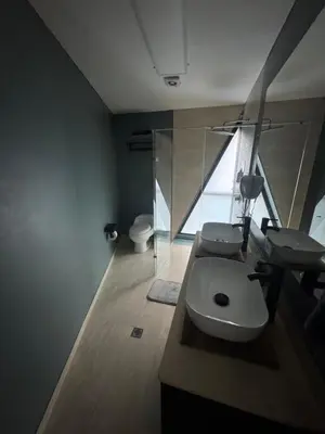 a bathroom with a toilet and a sink and a window at Hotel Rioverde Suite Cerca de Aeropuerto JMC in Rionegro