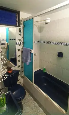 a bathroom with a blue toilet and a tub at Apartamento Rionegro, cerca de San Nicolas in Rionegro