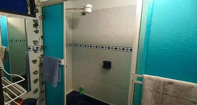 a bathroom with a shower and a sink in it at Apartamento Rionegro, cerca de San Nicolas in Rionegro