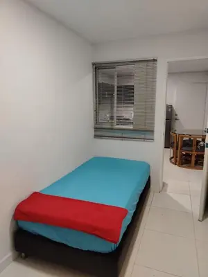 a bedroom with a bed with a red and blue blanket at Confortable apartamento en el corazón de Medellín in Medellín