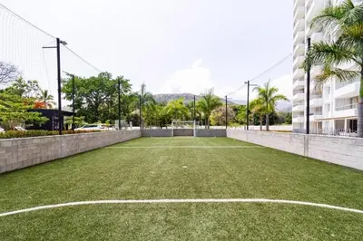 an empty tennis court in the middle of a building at Apartasol vacacional con Piscinas en Santa Fe de Antioquia in Santa Fe de Antioquia