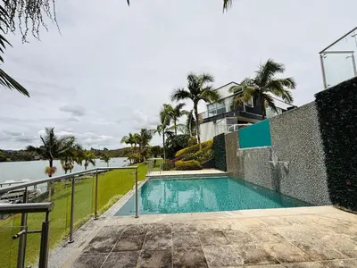 a swimming pool in front of a building with the water at Villa Salomé in Guatapé in La Pradera