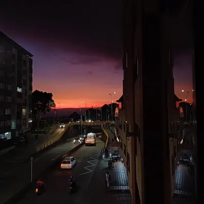 a view of a city street at night with cars at Quédate En El Punto Más Central De Manizales in Manizales