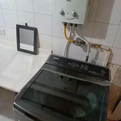 a microwave oven sitting on top of a counter at Quédate En El Punto Más Central De Manizales in Manizales