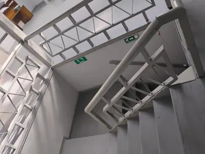 a ladder in a room with a empty shelf at Hotel Bolivar in Manizales