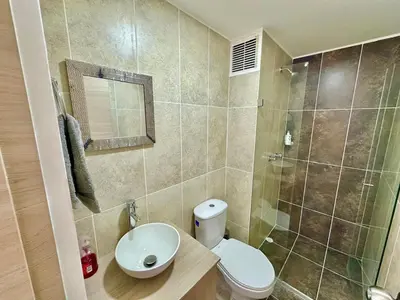 a bathroom with a shower and a toilet and a sink at Central Urbano 3 habitaciones hasta 8 personas CC Fundadores U Autonoma in Manizales