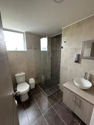 a bathroom with a toilet and a sink and a shower at Central Urbano 3 habitaciones hasta 8 personas CC Fundadores U Autonoma in Manizales