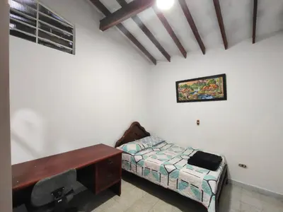 a room with a desk and a bed and a desk sidx sidx sidx at Kumho in Medellín