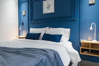 a blue bedroom with a large bed with blue walls at Fresco Living in Medellín