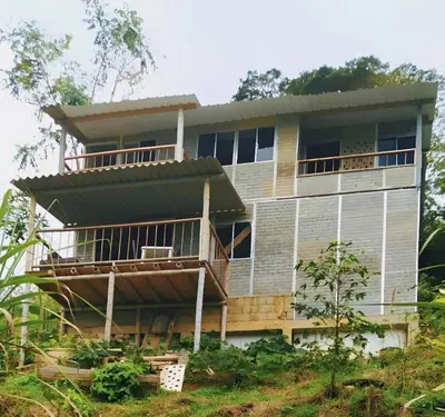 a house on top of a hill at Balcones de la montaña in El Limón