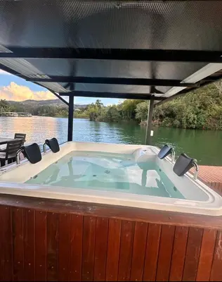a hot tub on a boat on the water at Cabaña flotante con jacuzzi in Guatapé
